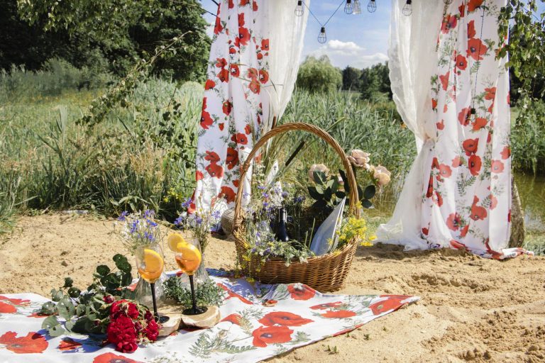 Jak udekorować taras tekstyliami by był praktyczny i piękny? Skorzystaj z 3 niezawodnych porad!