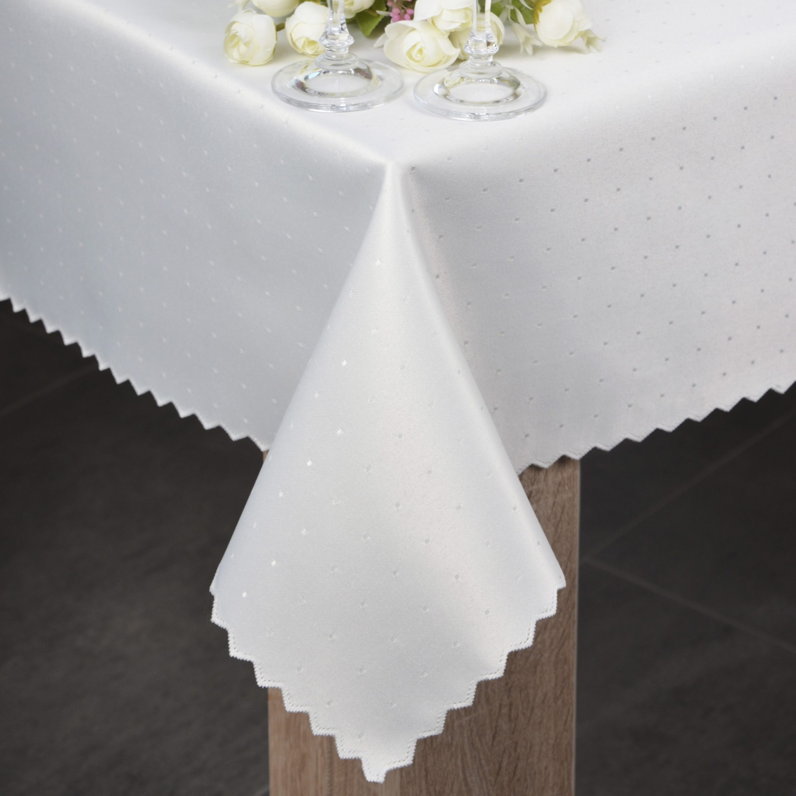 Obrus plamoodporny Ekri wzór 161 (kropki) Obrus plamoodporny Ekri wzór 161 (kropki)