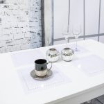 Podkładka Glamour 30×30 – Biel + Złote dżety