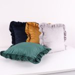 Poszewka welwetowa z falbanką – Szara