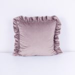 Poszewka welwetowa z falbanką – Pudrowy róż