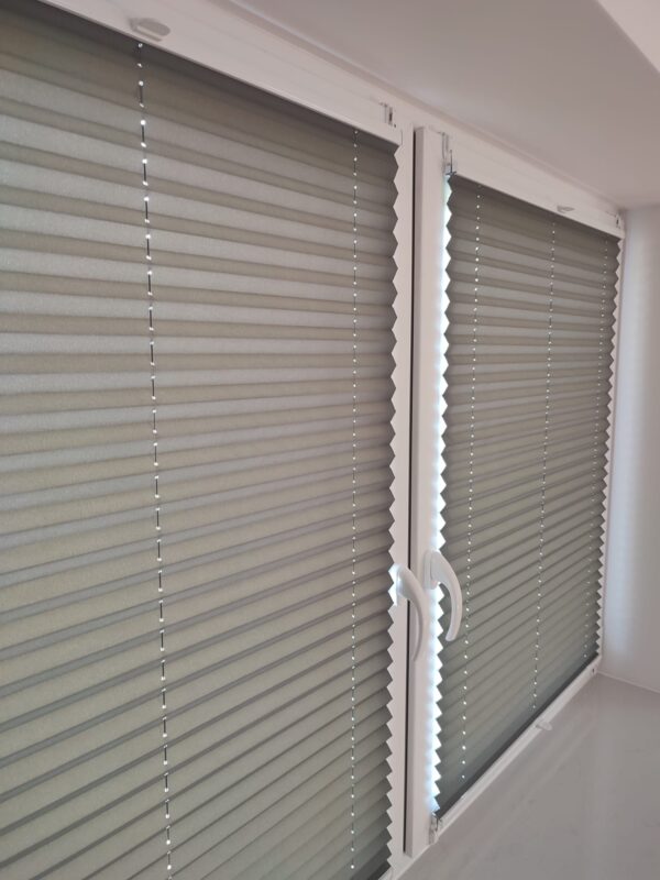 Jak czyścić plisy okienne?