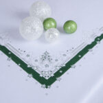 Obrus świąteczny biały-zieleń srebro