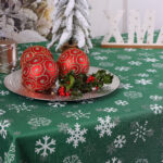 Obrus Świąteczny Śnieżynki – Ciemna zieleń