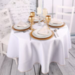Okrągły biały obrus ze srebrną lamówką