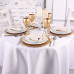 Okrągły biały obrus ze złotą lamówką