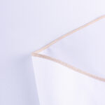 Okrągły biały obrus ze złotą lamówką