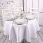 Okrągły biały obrus ze srebrną lamówką