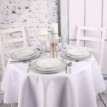 Okrągły biały obrus ze srebrną lamówką
