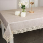 Okrągły biały obrus ze złotą lamówką