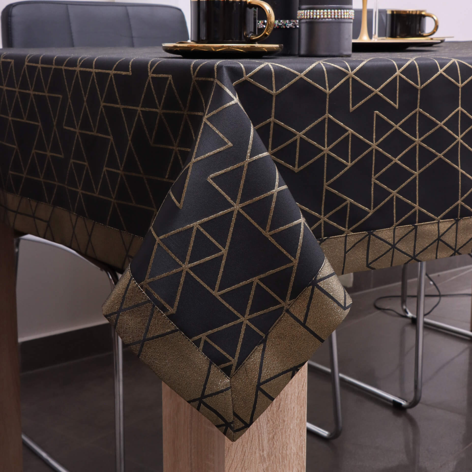 Obrus nowoczesny TOKYO – Czarno Złoty Obrus nowoczesny TOKYO – Czarno Złoty