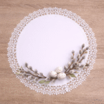 Serwetka do koszyczka wielkanocnego biała z gipiurą