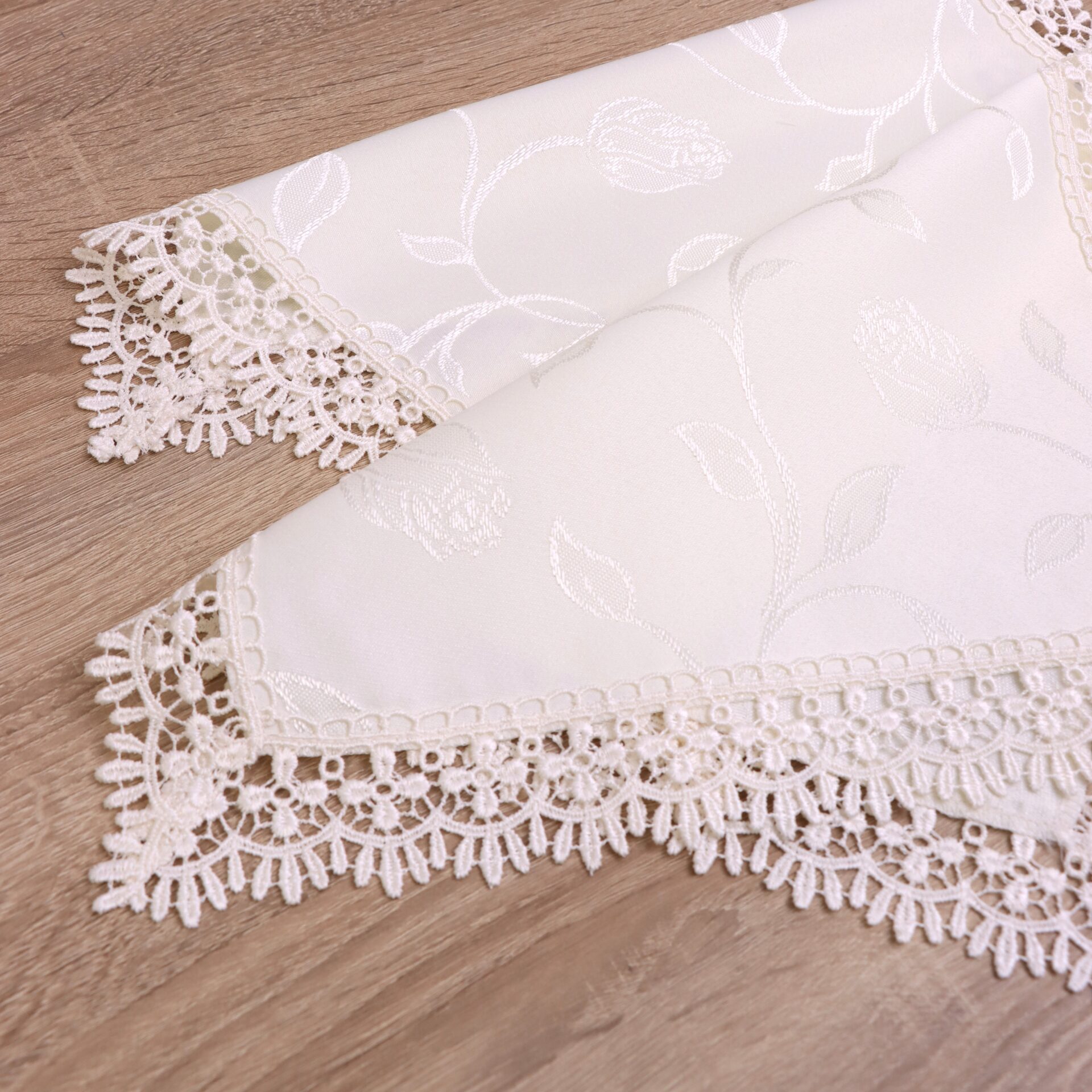 Serwetka 40×40 cm ekri z wąską gipiurą 5 cm Serwetka 40×40 cm ekri z wąską gipiurą 5 cm